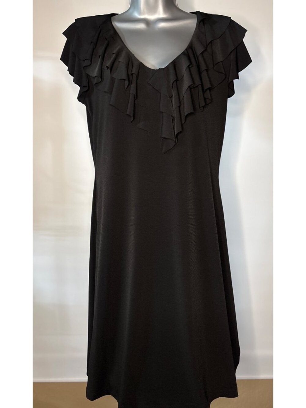 Women's Black V-Neckline Elegant Ruffle Top Sleeveless Maxi Dress Size 8 ENFOCUS